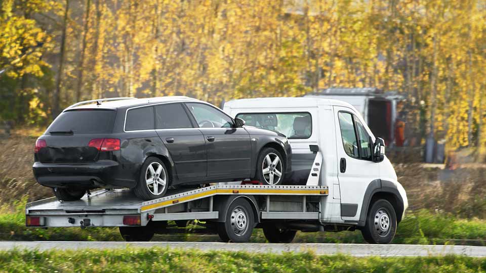 Ein Auto wird auf einem Abschleppwagen verladen und kostenlos bei Autoankauf Stuttgart abgeholt 